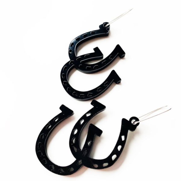 die macherei ohrringe “hufeisen schwarz”