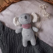 ava & yves babyrassel "lamm" mit regenbogenshirt (kopie)