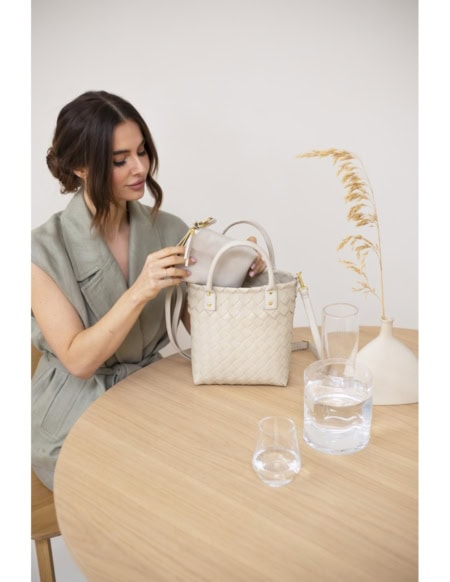 handed by handtasche little grace, pale grey