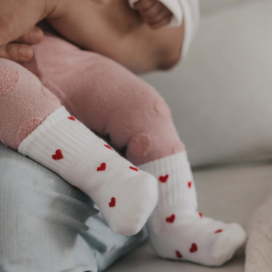 eulenschnitt_babysocken_herzen_rot