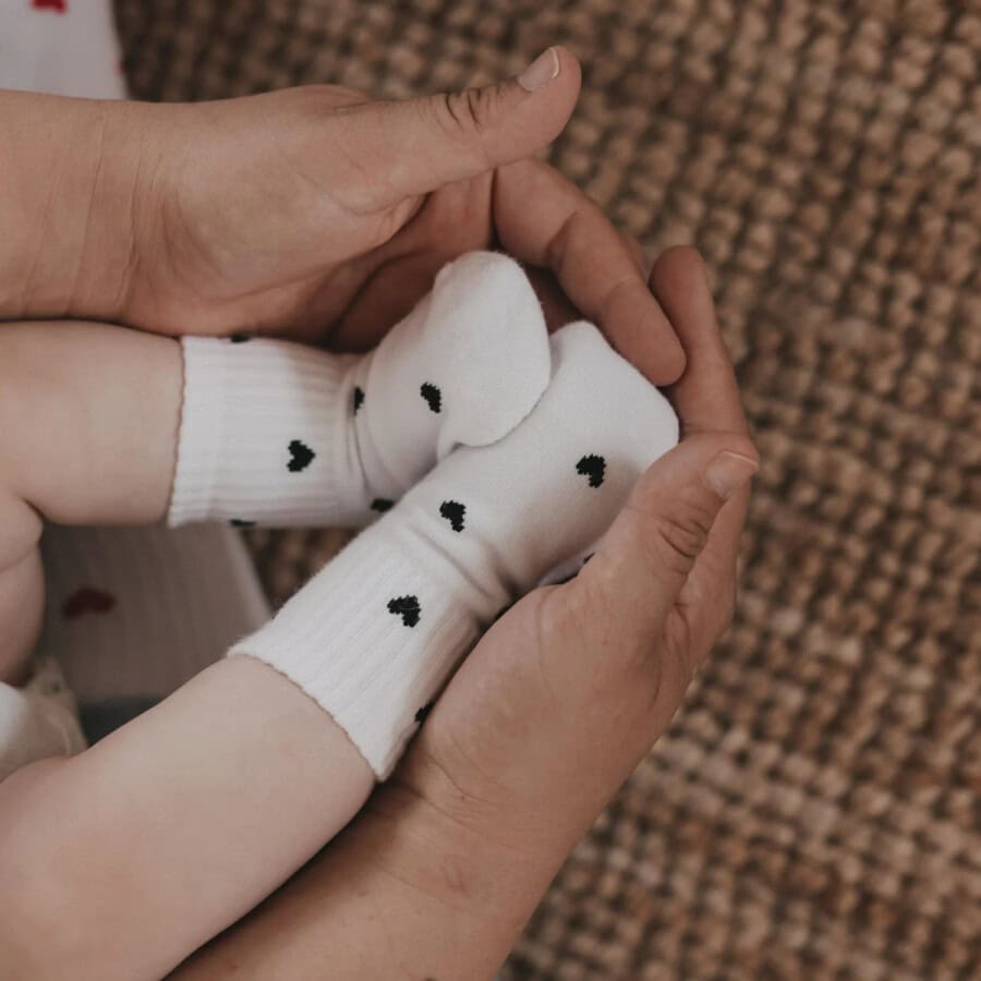 eulenschnitt_herzen_schwarz_babysocken1