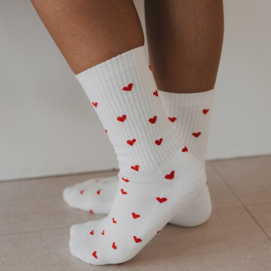 EULENSCHNITT-Socken-weiß Allover-Herzen-rot